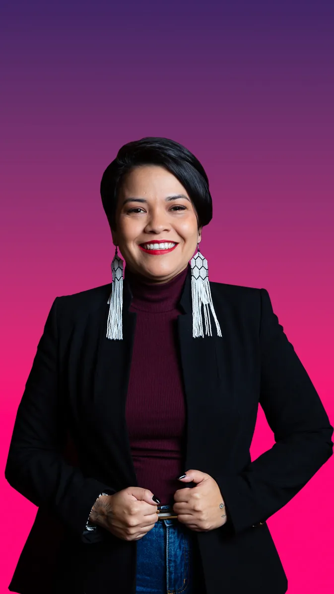 Retrato de Ingrid Sateré-Mawé com cocar e colares indígenas